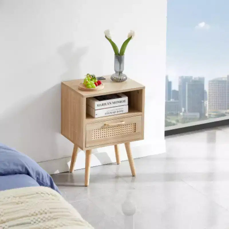 Tavolino laterale in rattan da 15.75 con presa di corrente e porte USB, comodino moderno con cassetto e gambe in legno massello, tavolino per soggiorno, camera da letto, naturale