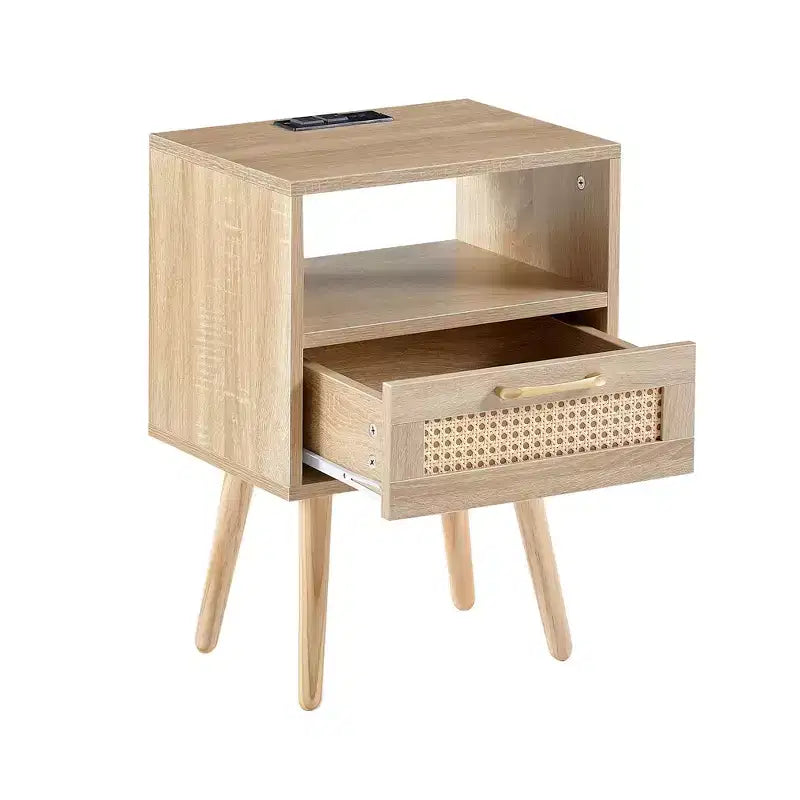 Tavolino laterale in rattan da 15.75 con presa di corrente e porte USB, comodino moderno con cassetto e gambe in legno massello, tavolino per soggiorno, camera da letto, naturale