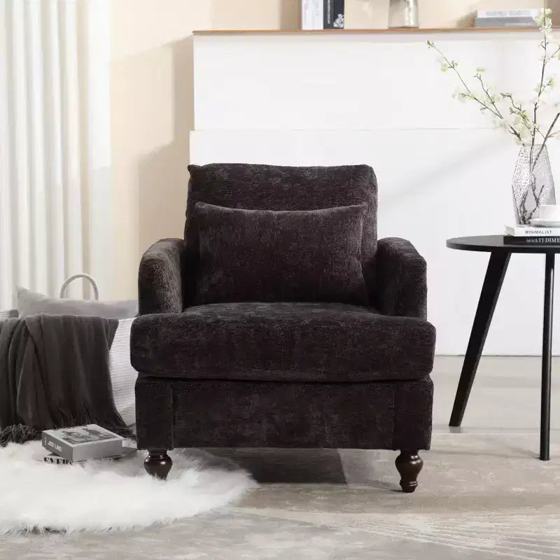 Poltrona decorativa moderna con struttura in legno, design a poltroncina club capitonné, stile metà secolo.