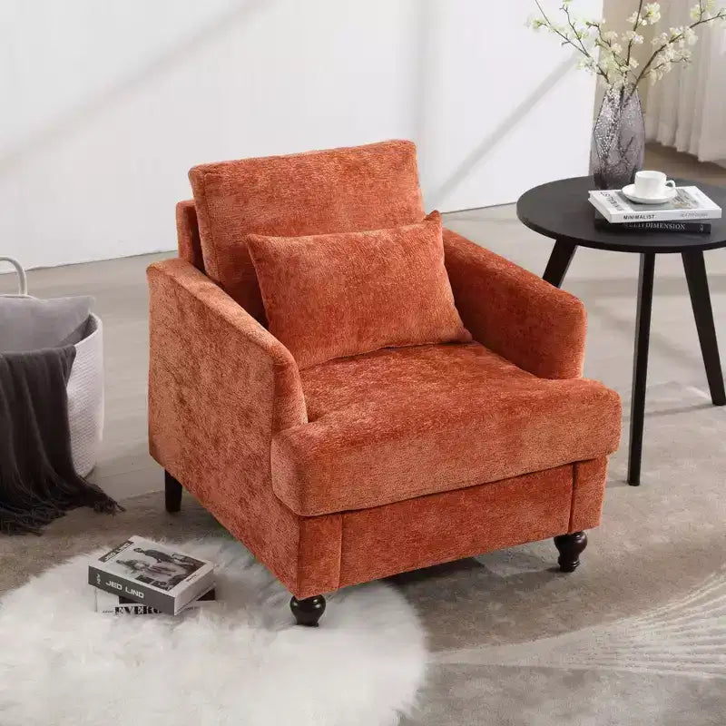 Poltrona decorativa moderna con struttura in legno, design a poltroncina club capitonné, stile metà secolo.