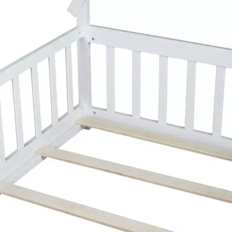 Łóżko z motywem płomieni, z barierkami i stelażem z listew